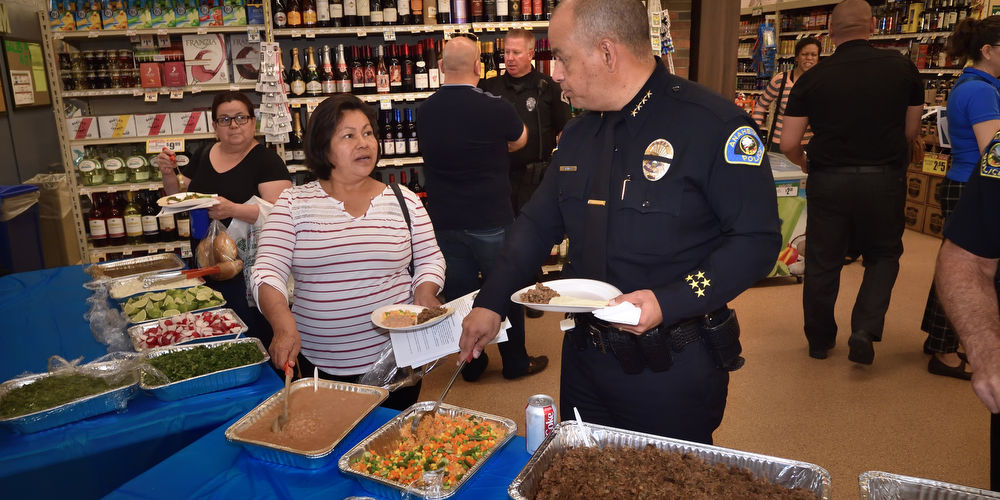 Anaheim police, community bond over carne asada tacos